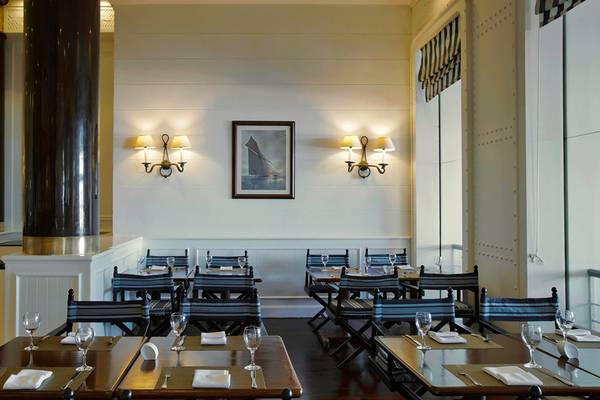 Innenansicht des Restaurants im Sheraton Sharm Hotel mit gedeckten Tischen und Stühlen.