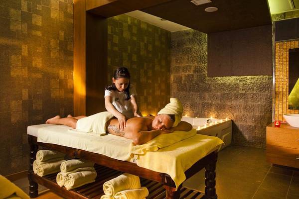 Eine Frau massiert einen Mann auf einer Massageliege im Side Sun Hotel.