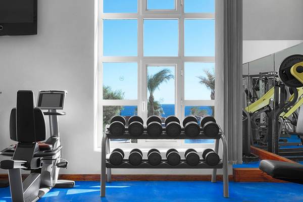 Fitnessstudio im Sheraton Sharm Hotel mit Blick auf das Meer.