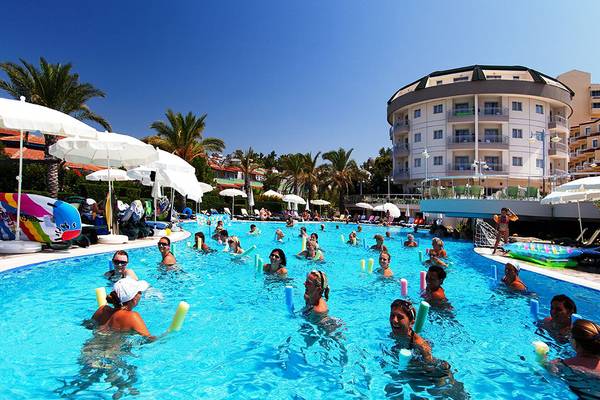 Gruppe von Schwimmern, die Aerobic im Pool des Side Sun Hotels machen.