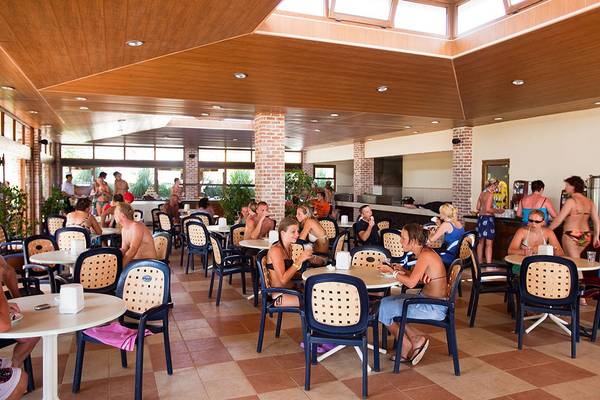 Innenbereich des Side Sun Hotels mit Gästen, die an Tischen sitzen und essen.