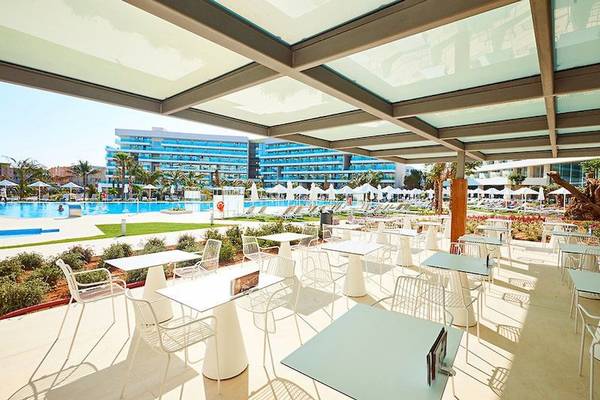 Außenbereich des Hipotels Playa de Palma Palace mit Swimmingpool und Sonnenliegen.