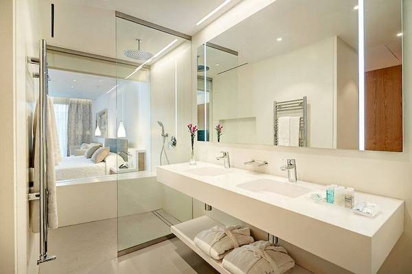 Badezimmer im Hipotels Playa de Palma Palace mit Doppelwaschbecken und Glasdusche.
