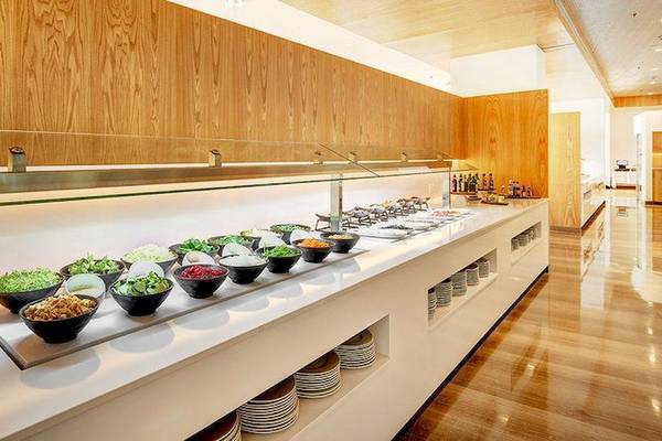 Buffet im Hotel Hipotels Playa de Palma Palace mit verschiedenen Speisen in Schalen.