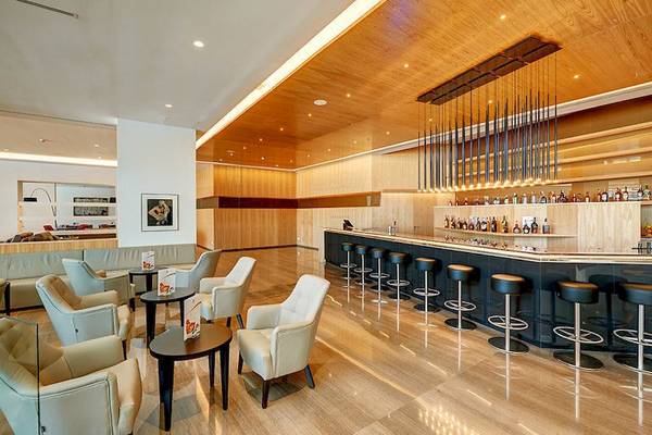 Barbereich im Hipotels Playa de Palma Palace Hotel mit moderner Einrichtung und Holzboden.