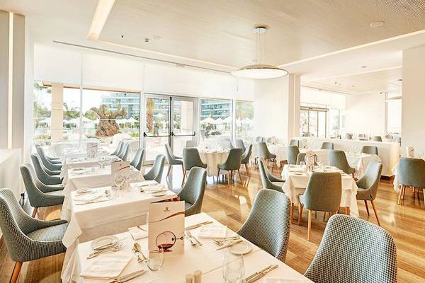 Innenansicht des Restaurants im Hipotels Playa de Palma Palace mit gedeckten Tischen und Stühlen.