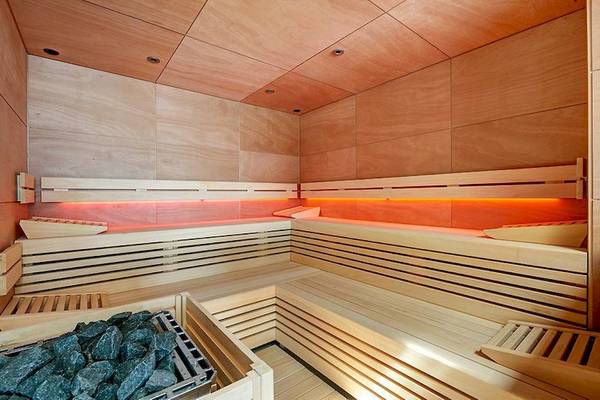 Innenansicht der Sauna im Hipotels Playa de Palma Palace mit Holzwänden und Bänken.