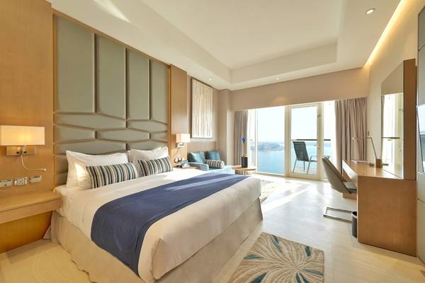 Zimmer im Royal Central Hotel The Palm mit Blick auf das Meer.