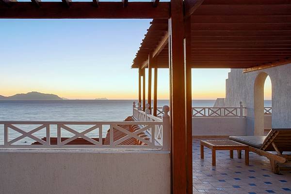 Aussicht vom Balkon des Sheraton Sharm Hotel auf das Meer und die Berge
