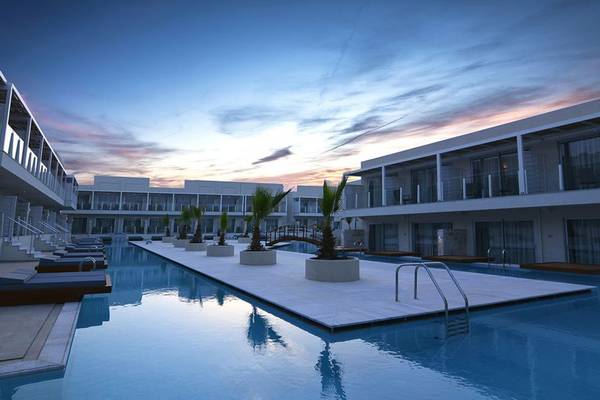 Außenansicht des Infinity-Pools des Insula Alba Resort & Spa
