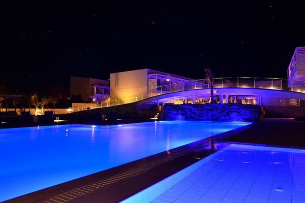 Beleuchteter Pool des Insula Alba Resort & Spa bei Nacht