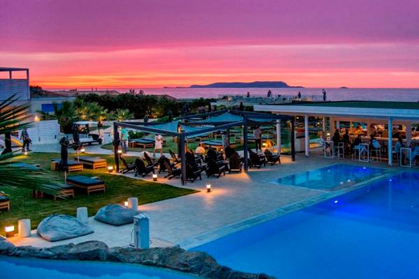 Insula Alba Resort & Spa Poolbereich bei Sonnenuntergang mit Gästen und Blick auf das Meer