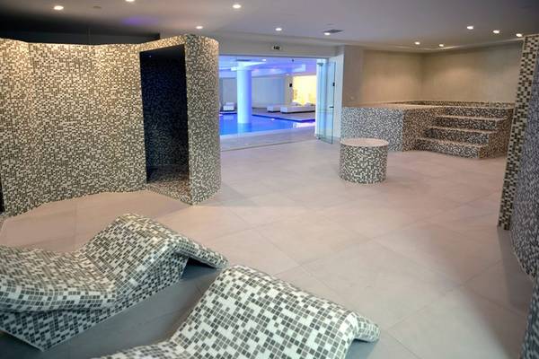 Wellnessbereich im Insula Alba Resort & Spa mit gefliestem Boden und Möbeln.