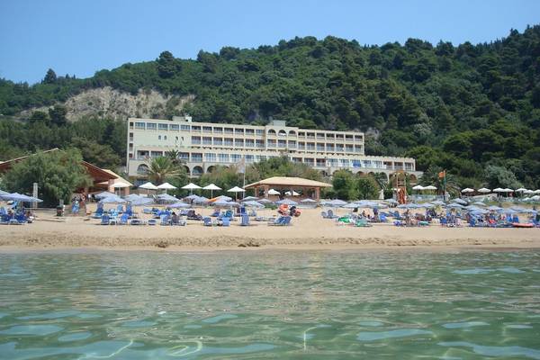 Strand mit vielen Liegen und Sonnenschirmen vor dem Hotel Domes of Corfu, Autograph Collection.
