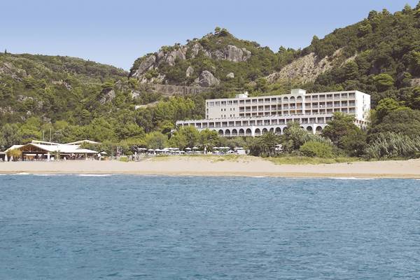 Außenansicht des Domes of Corfu, Autograph Collection Hotels mit Blick auf den Strand