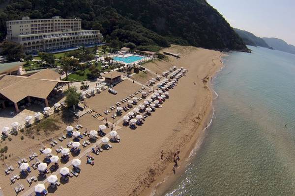 Luftaufnahme des Domes of Corfu, Autograph Collection Hotels an einem Strand mit vielen Sonnenschirmen und einem Pool