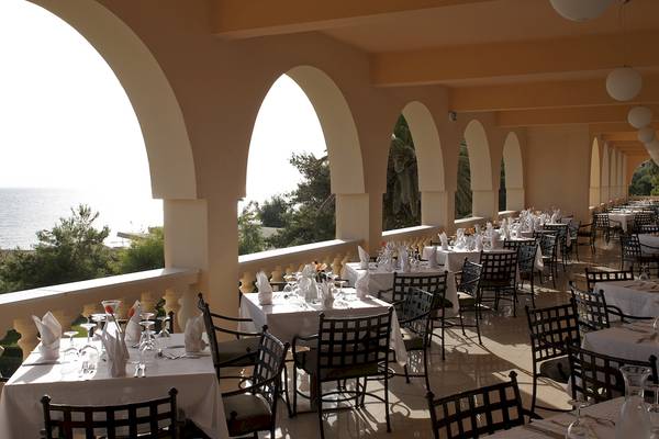 Terrassenrestaurant des Domes of Corfu Hotels mit Blick auf das Meer