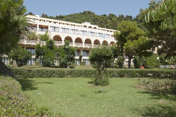 Außenansicht des Domes of Corfu, Autograph Collection Hotels mit vielen Fenstern und Balkonen.