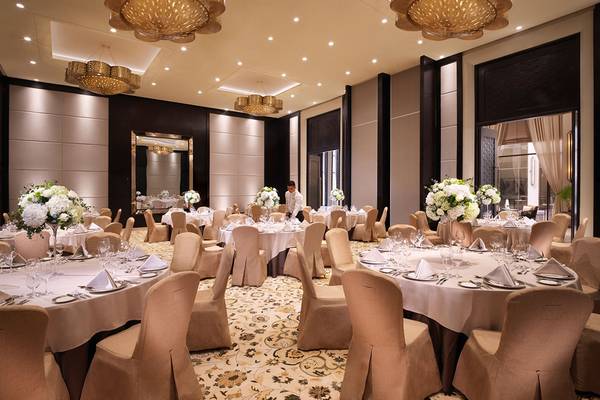 Bankettsaal im Ritz-Carlton Ras Al Khaimah mit elegant eingerichteten runden Tischen und Stühlen.
