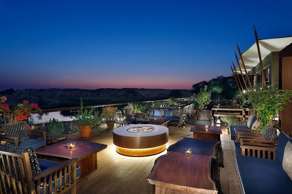 Abendliche Terrasse im Ritz-Carlton Ras Al Khaimah, Al Wadi Desert mit Blick auf die Landschaft.