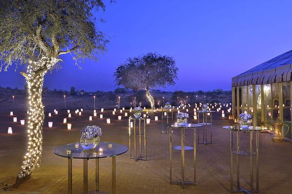 Der Außenbereich des Ritz-Carlton Ras Al Khaimah, Al Wadi Desert, ist mit brennenden Kerzen und Blumen dekoriert.