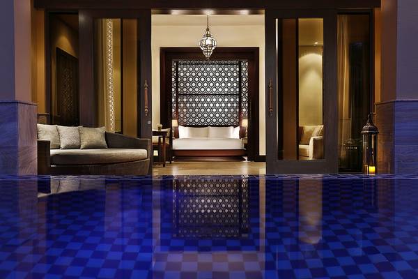 Pool mit Sofa und Bett im Ritz-Carlton Hotel