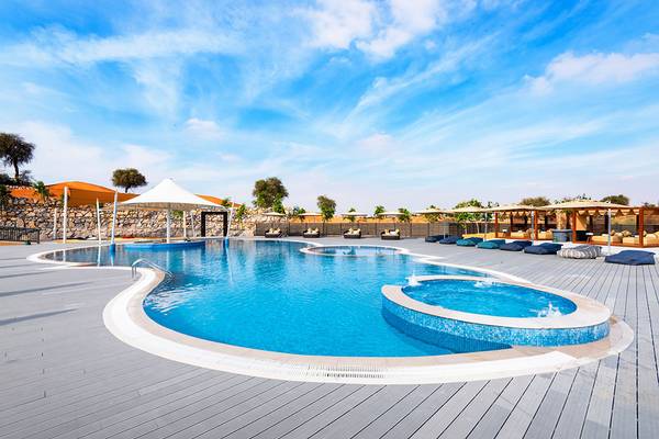 Poolbereich im The Ritz-Carlton Ras Al Khaimah, Al Wadi Desert
