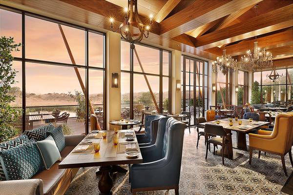 Das elegante Innendesign des Ritz-Carlton Restaurants mit großen Fenstern und luxuriöser Einrichtung.