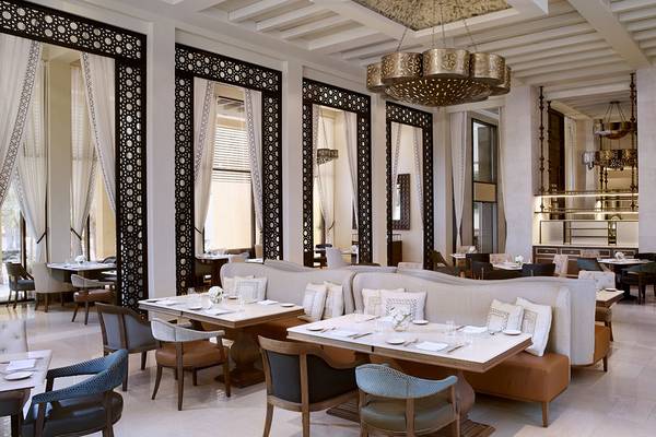 Innenansicht des Restaurants im Ritz-Carlton Ras Al Khaimah, Al Wadi Desert mit eleganten Möbeln und Dekoration.