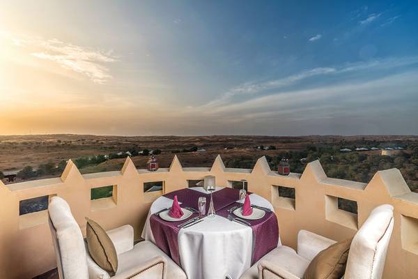 Blick vom Balkon des Ritz-Carlton Ras Al Khaimah, Al Wadi Desert auf die Wüste