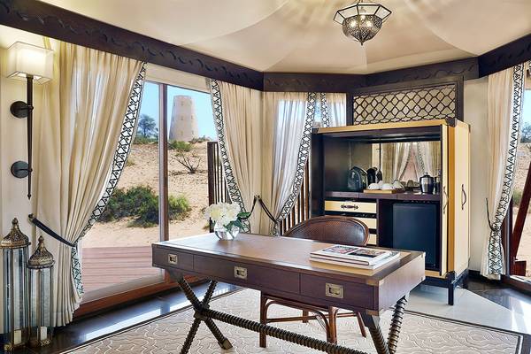 Büro-Innenraum im Ritz-Carlton Ras Al Khaimah, Al Wadi Desert mit Schreibtisch und Fenstern.