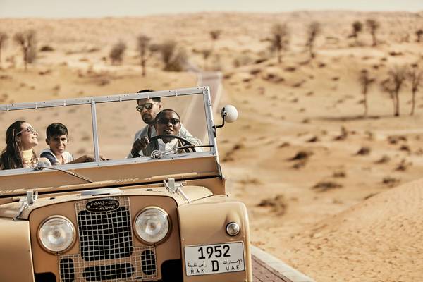 Familie im Land Rover in der Wüste bei The Ritz-Carlton Ras Al Khaimah, Al Wadi Desert