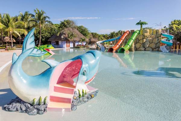 Wasserpark des Grand Palladium White Sand Resort & Spa mit einem Hai-Wasserspiel