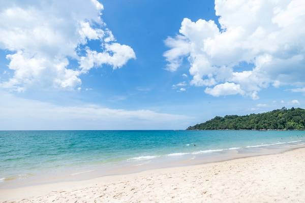 Strand des Khao Lak Emerald Beach Resort & Spa mit blauem Himmel und Wolken