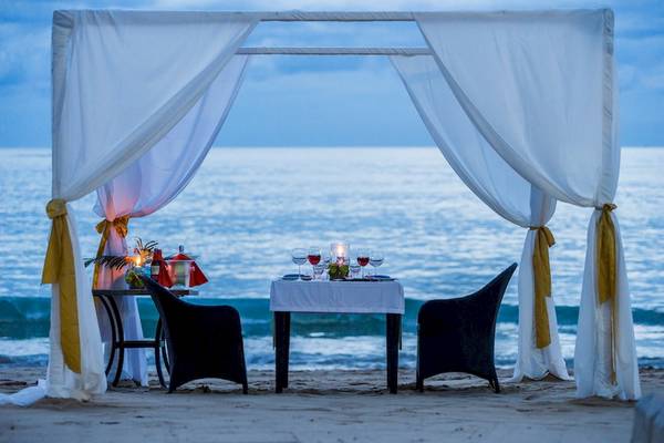 Strandtisch mit Tischdecke, Kerzen und Meerblick im Khao Lak Emerald Beach Resort & Spa