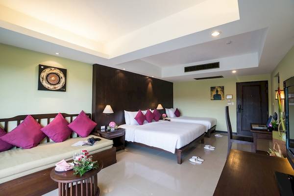 Hotelzimmer im Khao Lak Emerald Beach Resort & Spa mit zwei Betten, Sofa und Dekor