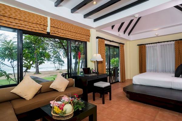 Hotelzimmer mit Meerblick, Bett, Schreibtisch, Sofa und Früchtekorb