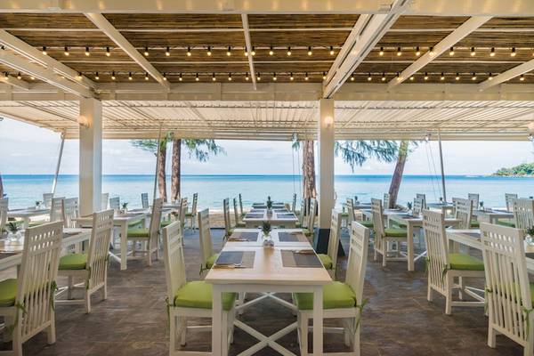 Restaurantterrasse mit Blick auf das Meer im Khao Lak Emerald Beach Resort & Spa