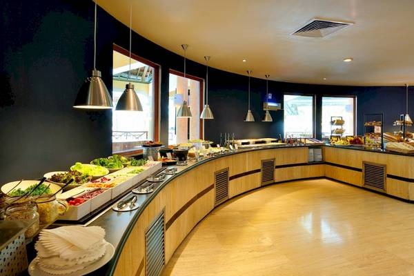 Buffet im Grand Palladium White Sand Resort & Spa mit Salaten, Früchten und weiteren Speisen.