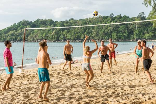 Volleyball-Match am Strand des Khao Lak Emerald Beach Resorts