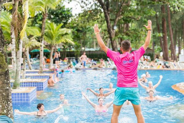 Gruppe von Menschen, die Aerobic im Pool des Khao Lak Emerald Beach Resort & Spa machen.