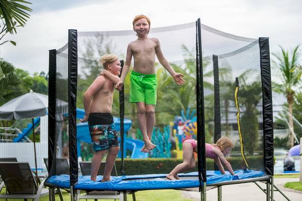 Kinder spielen auf einem Trampoline im Khao Lak Emerald Beach Resort & Spa.