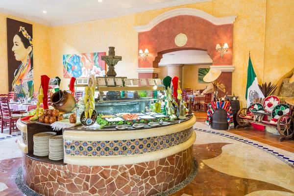 Speisebereich des Grand Palladium White Sand Resort mit Buffet und Deko.