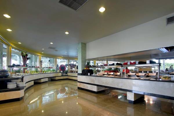 Buffetbereich im Grand Palladium White Sand Resort & Spa mit vielen Speisen.