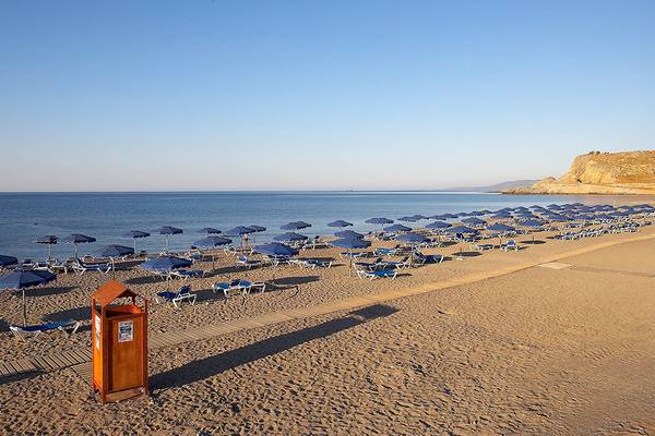Strand des Lindos Princess Beach Hotels mit vielen Sonnenschirmen und Liegen am Meer