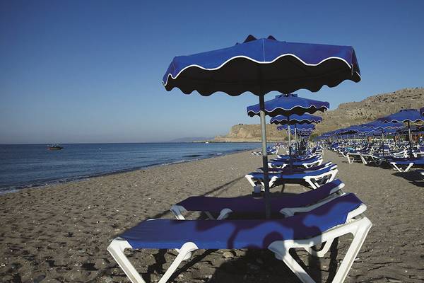 Strand des Lindos Princess Beach Hotels mit vielen Liegen und Sonnenschirmen am Meer