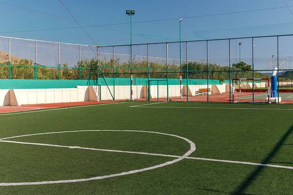 Sportplatz des Lindos Princess Beach Hotels mit einem Fußballfeld, einem Basketballfeld und einem Volleyballfeld.