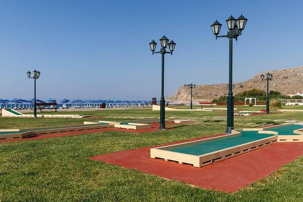 Golfplatz am Strand des Lindos Princess Beach Hotels mit grünen Rasenflächen und weißen Markierungen.