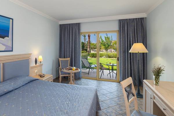 Doppelzimmer im Lindos Princess Beach Hotel mit Terrasse und Gartenblick.