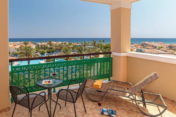 Balkon im Lindos Princess Beach Hotel mit Blick auf das Meer und den Pool